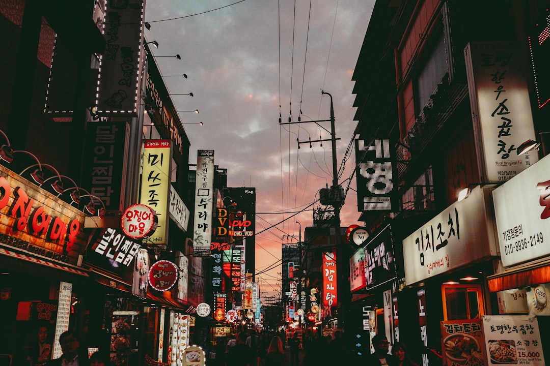 수출은 웃고 골목은 우는 나라: 2.5% 성장률 속 ‘두 개의 한국’을 해부하다